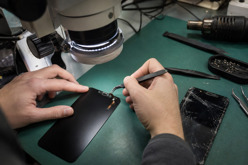 Face-ID-Sensor wird beim iPhone Displaytausch in Erfurt auf die neue Fronteinheit umgesetzt