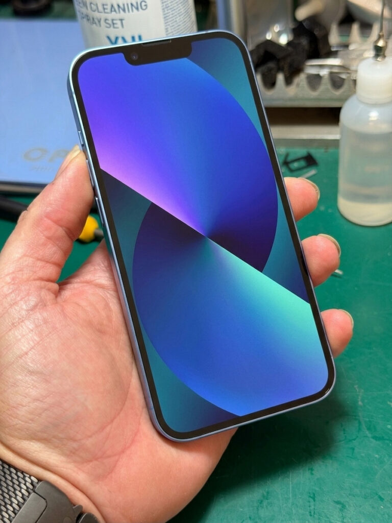 Repariertes iPhone 16e nach Displaytausch bei SmartDoc Erfurt – klares Display, alle Funktionen getestet