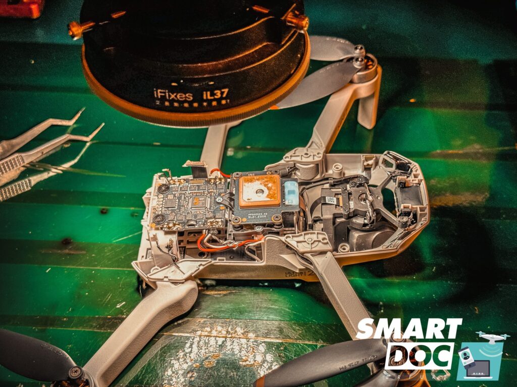 DJI Drohnen Reparatur Erfurt: geöffnete DJI-Drohne nach Absturz auf der Werkbank bei SmartDoc