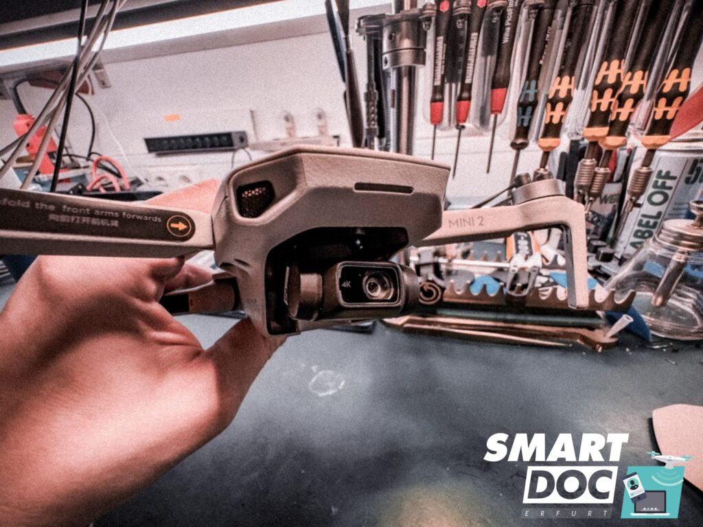 DJI Drohnen Reparatur Erfurt: Gimbal-Kameraaufhängung einer DJI Mini 2 in Nahaufnahme bei SmartDoc