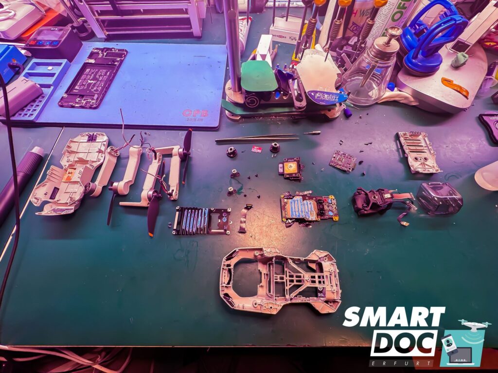 DJI Mini 2 komplett zerlegt bei SmartDoc Erfurt – Schalen, Arme, Akku, Mainboard und Gimbal einzeln