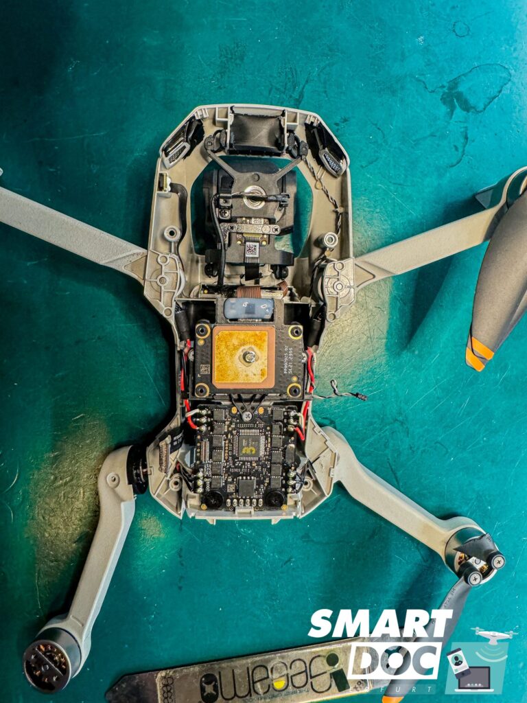 DJI Mini 2 Reparatur Erfurt: geöffnete Drohne mit gebrochenem Mittelrahmen bei SmartDoc