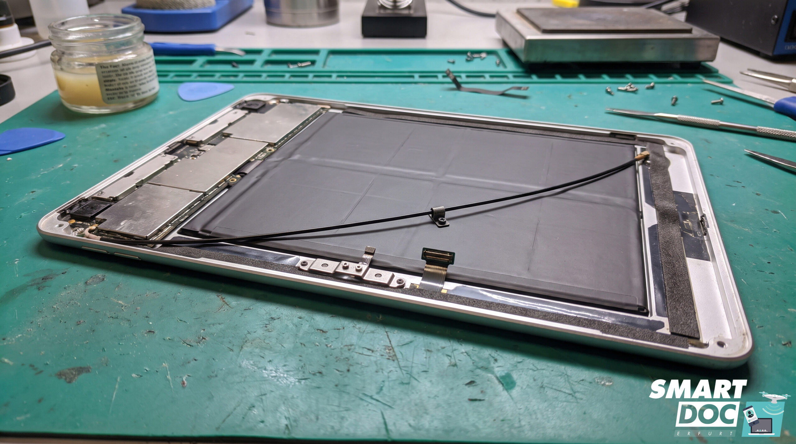 iPad Akkutausch bei SmartDoc Erfurt – geöffnetes iPad mit großflächig verklebtem Akku auf der Werkbank