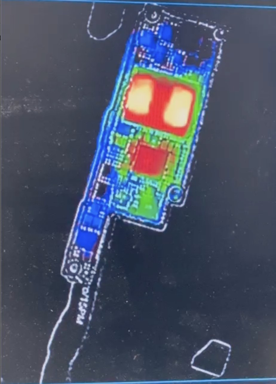 Wärmebildaufnahme der Hauptplatine eines iPhone 15 Pro mit rot leuchtenden heißen Bereichen bei der Wasserschaden-Diagnose